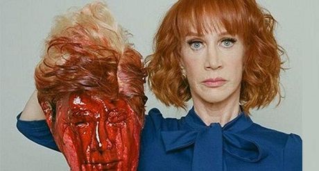 Kathy Griffin con la cabeza Trump