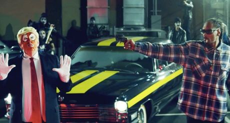 Snoop Dogg disparandole a Trump videoclip