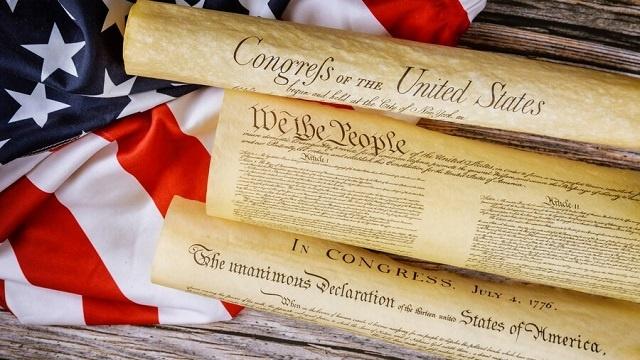 Constitucion y bandera de EEUU 640x360