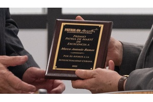 10 Entrega placa a Marco