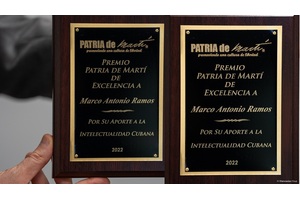11 Entrega placa a Marco