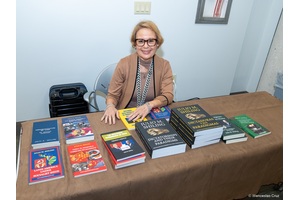 Esther con libros de Julio