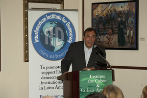 Carlos A Montaner 1 presentador Dictaduras y sus paradigmas I