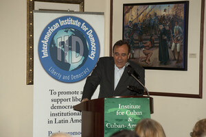 Carlos A Montaner 2 presentador Dictaduras y sus paradigmas I