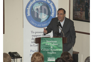 Carlos A Montaner 7 presentador Dictaduras y sus paradigmas I