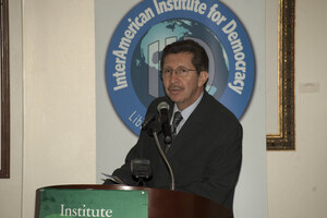 Carlos Sanchez Berzain 1 presentador Dictaduras y sus paradigmas I