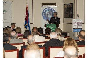 Carlos Sanchez Berzain 2 presentador Dictaduras y sus paradigmas I