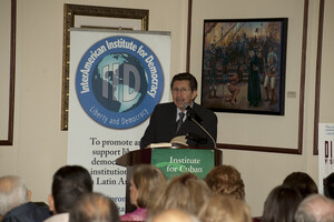 Carlos Sanchez Berzain 20 presentador Dictaduras y sus paradigmas I