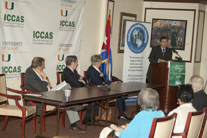 Carlos Sanchez Berzain 9 presentador Dictaduras y sus paradigmas I