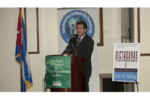 Carlos Sanchez Berzain presentador Dictaduras y sus paradigmas I Youtube