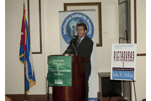 Carlos Sanchez Berzain presentador Dictaduras y sus paradigmas I