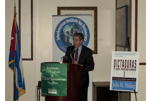 Guillermo Lousteau presentador Dictaduras y sus paradigmas I