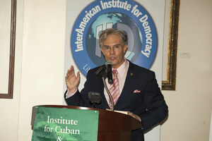 Julio M Shiling 13 presentador Dictaduras y sus paradigmas I